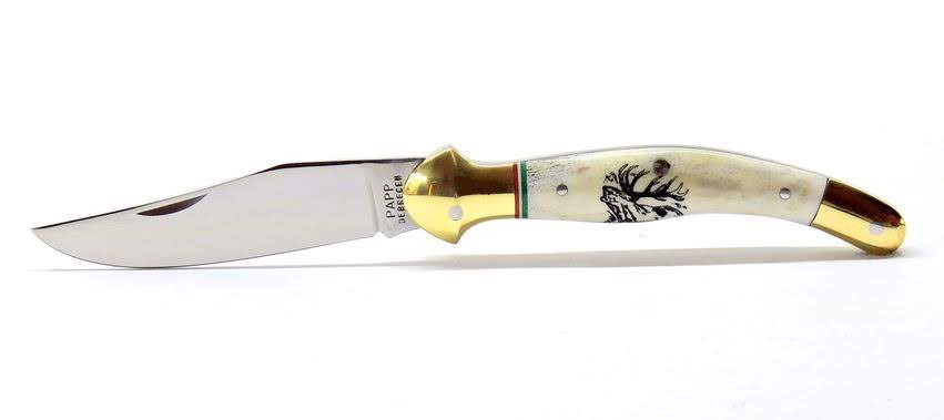 Fejesgörbe zsebkés , agancs markolat, gravírozott szarvasbika motívummal, trikolor betéttel