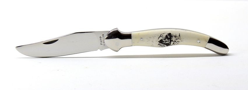 Fejesgörbe bicska, csont mrkolat, gravírozott vaddisznó díszítéssel.