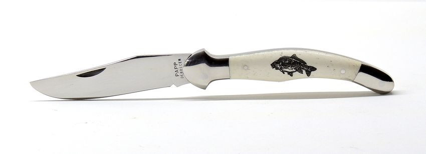 Fejesgörbe bicska, csont markolat, gravírozott ponty díszítéssel