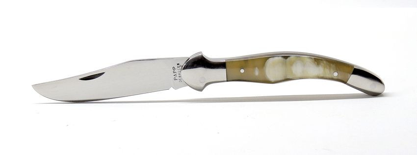 Fejesgörbe zsebkés, bicska világos bivaly-szaru markolat.