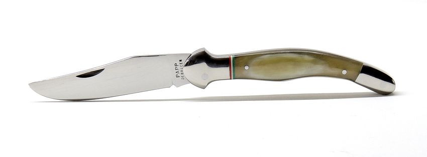 Fejesgörbe zsebkés, bicska világos bivaly-szaru markolat, trikolor betét díszítéssel