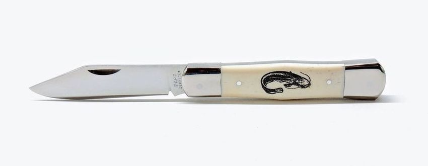 Cakli Extra bicska, csont markolat, gravírozott harcsa motívummal.